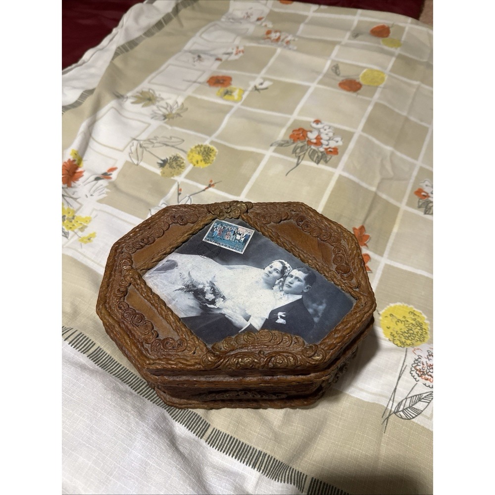 Papier-mâché & woven lacquer wedding box with inlaid stamp/JUGOSLAVIJA